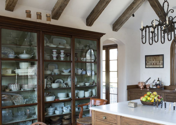 Dapur dengan lemari kaca untuk menampilkan koleksi piring antik